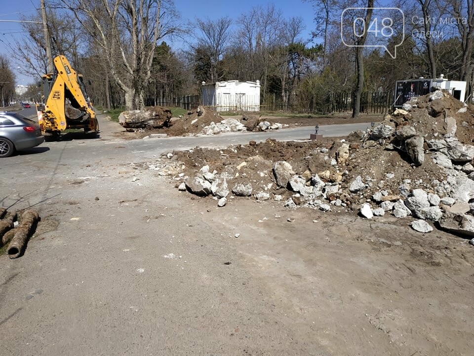 Демонтаж "Памятника мертвым деревьям" на Французком бульваре