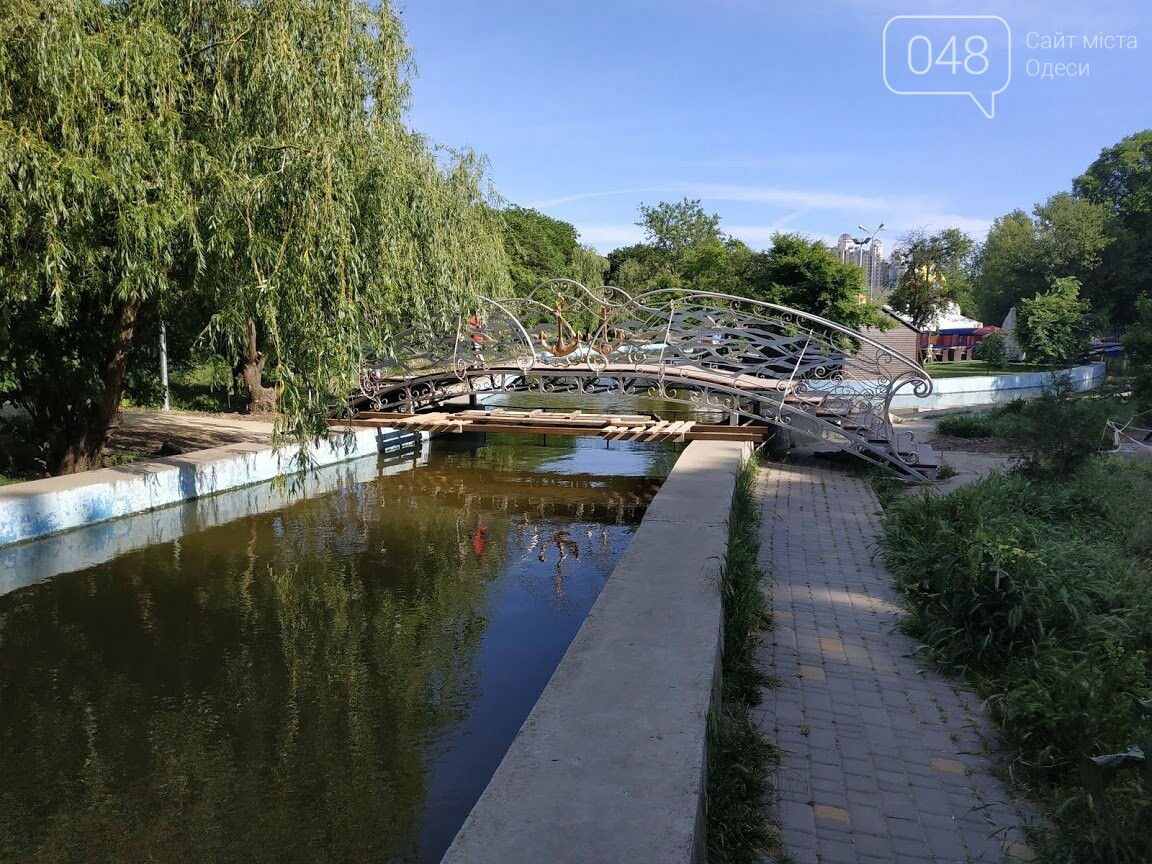 Кованый пешеходный мост в парке Победы