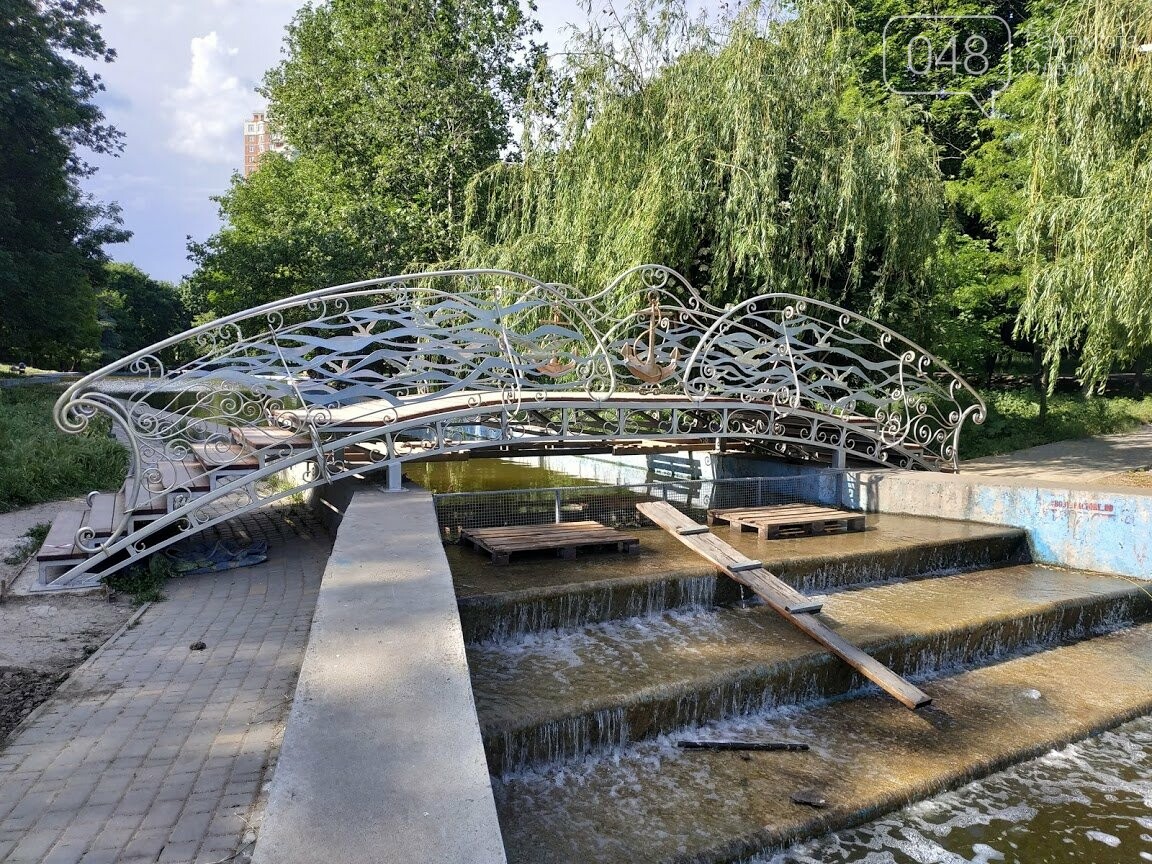 Кованый пешеходный мост в парке Победы