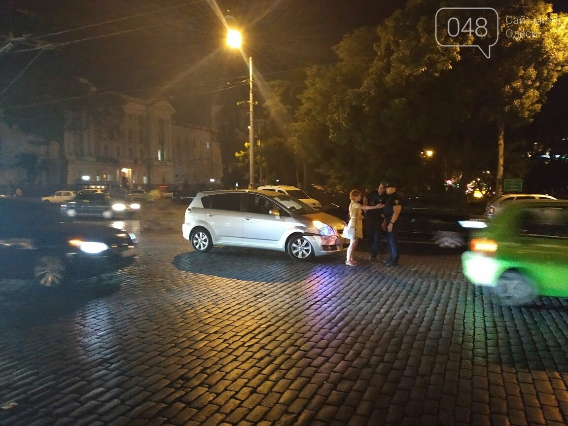 Ночное ДТП возле Одесского железнодорожного вокзала