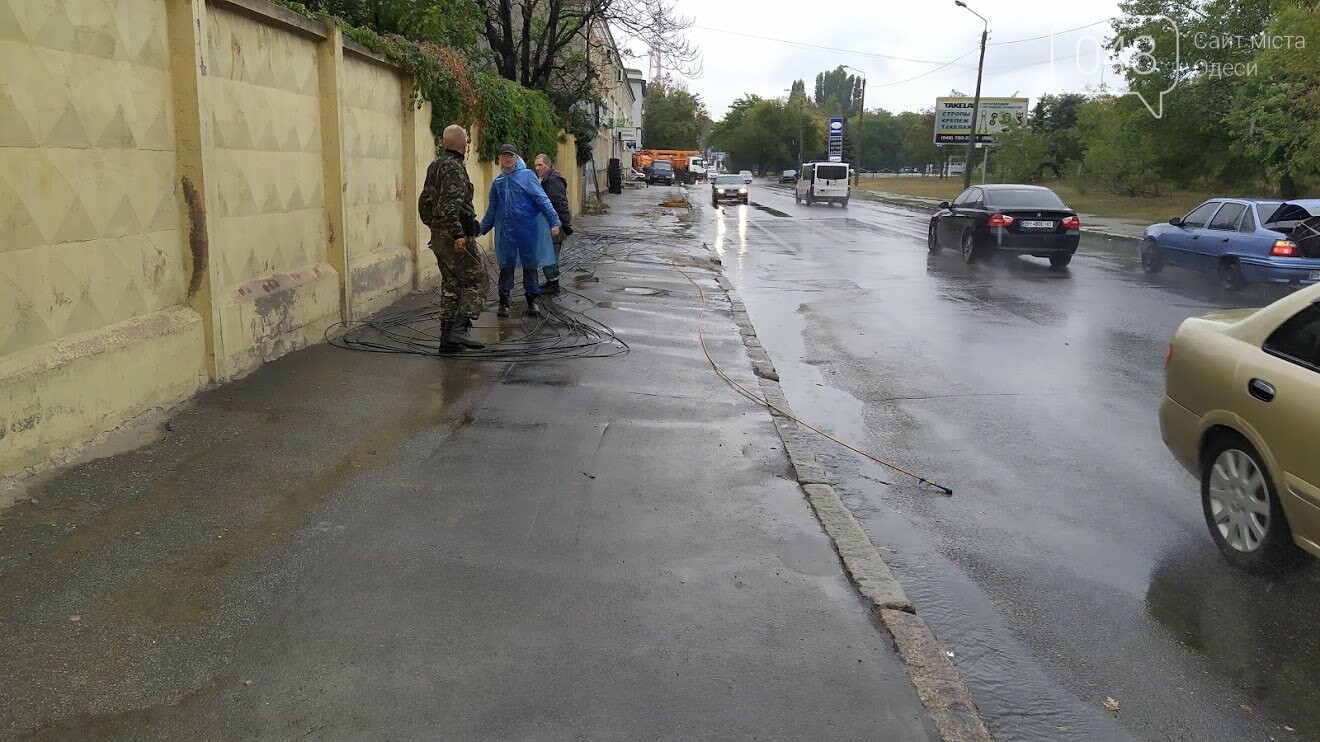 Чистка ливневок во время дождя в Одессе