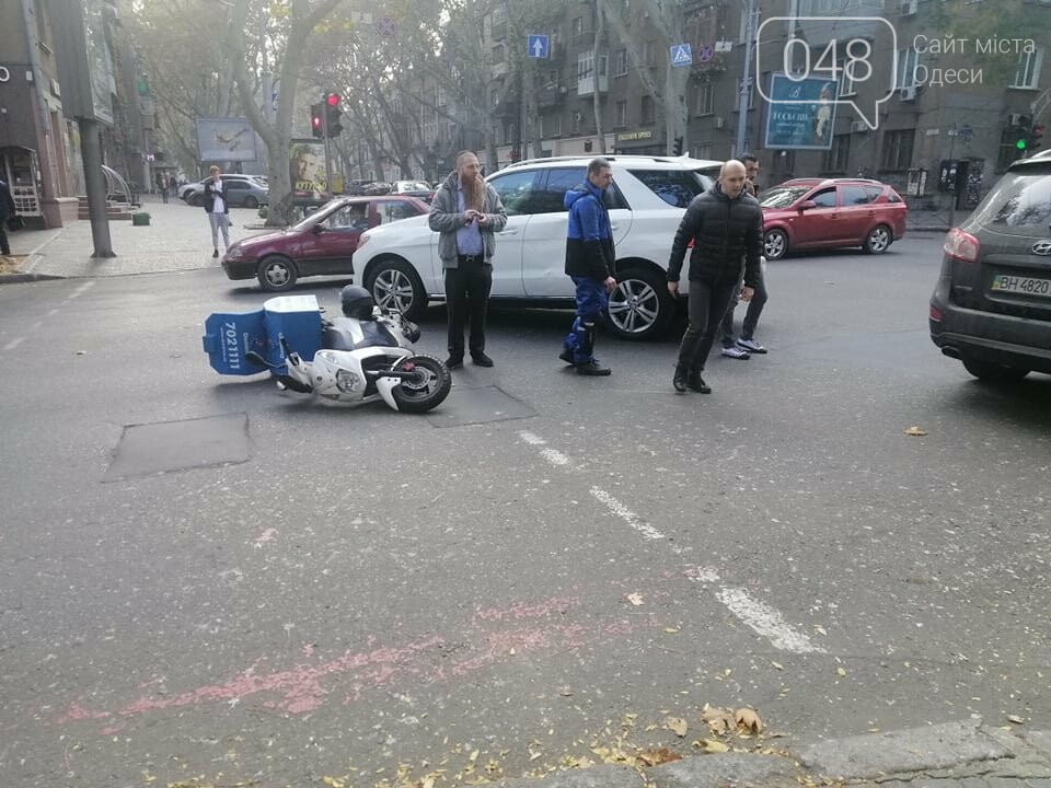ДТП в Одессе: внедорожник сбил доставщика пиццы, образовал..., фото-1 ДТП в Одессе: внедорожник сбил доставщика пиццы, образовалась пробка, - ФОТО, фото-1