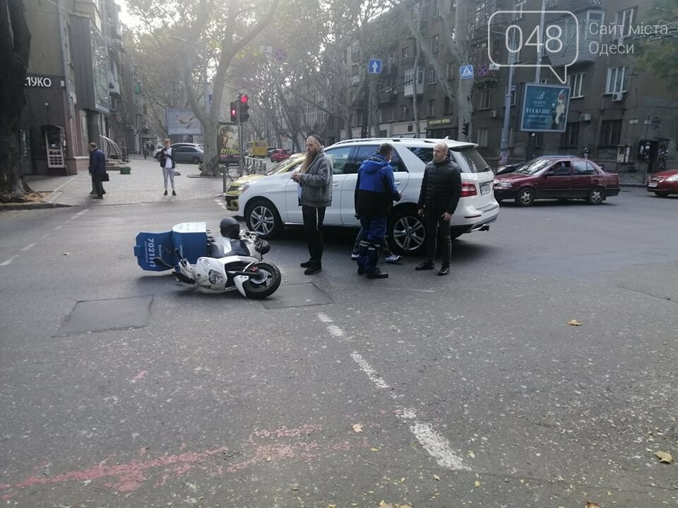 ДТП в Одессе: внедорожник сбил доставщика пиццы, образовал..., фото-2 ДТП в Одессе: внедорожник сбил доставщика пиццы, образовалась пробка, - ФОТО, фото-2