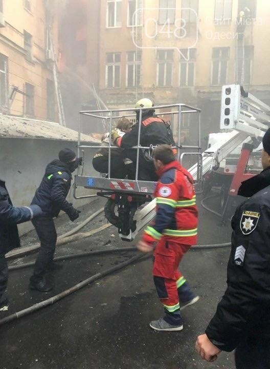 Оператор автовышки спасает людей во время пожара на Троицкой