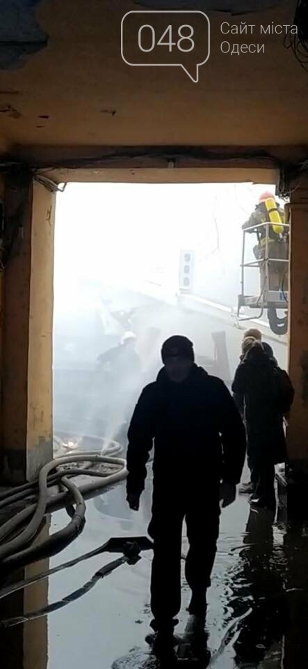 Оператор автовышки спасает людей во время пожара на Троицкой
