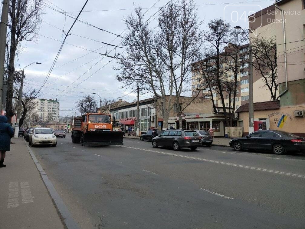 Снегоуборочная техника на улицах Одессы.