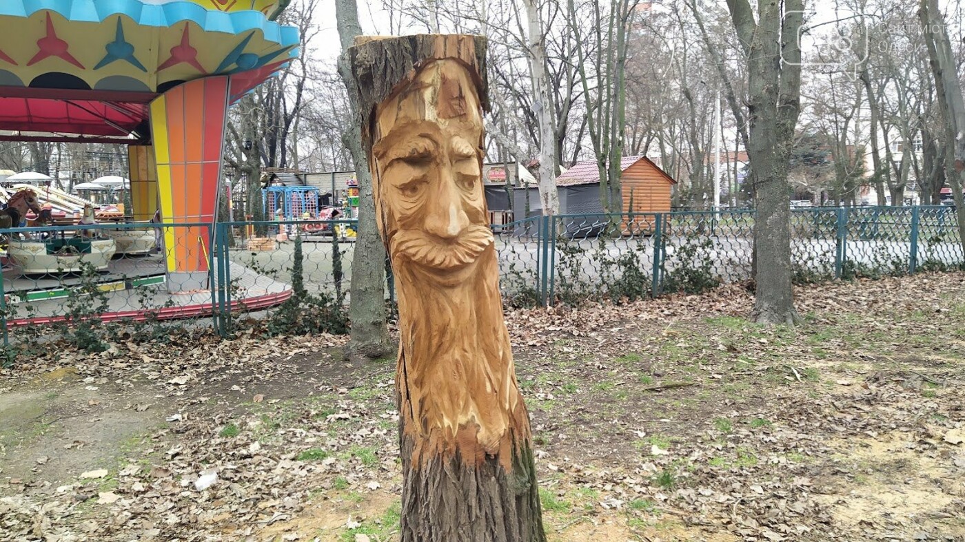 Скульптуры из пеньков в парке Горького