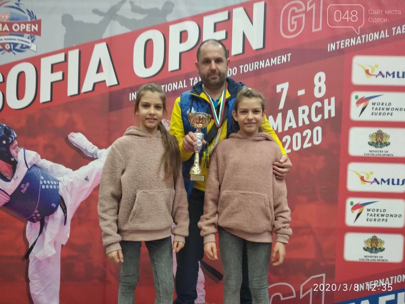 Злата и Анастасия Волосенко со своим тренером  Виктором Подоляном.