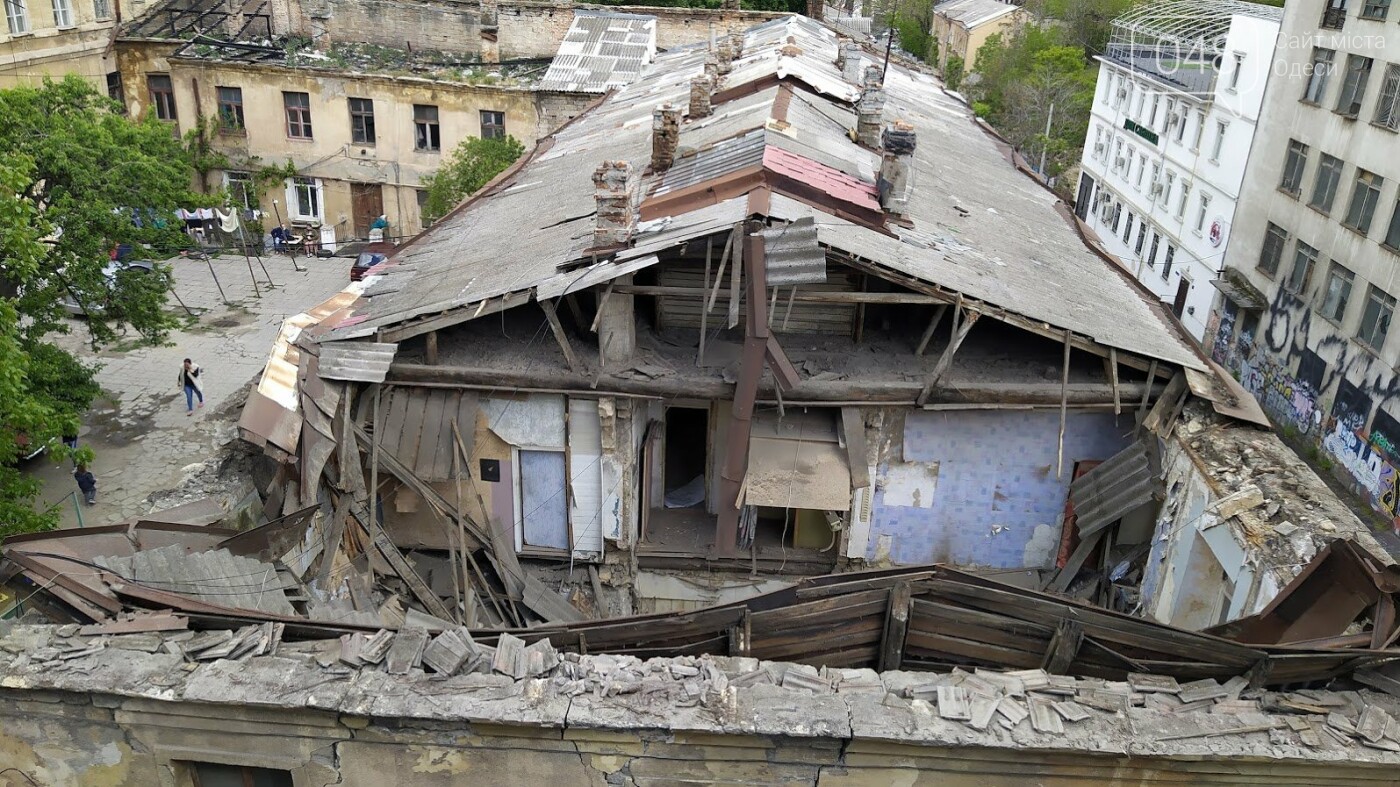 На Деволановском спуске в Одессе обрушился дом.