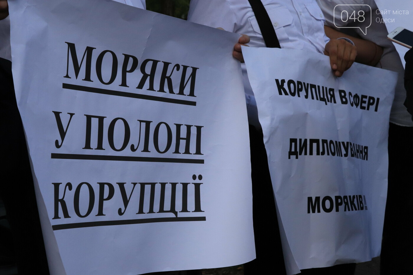 В Одессе моряки ждали Зеленского, но он сел в машину и уеха..., фото-2 В Одессе моряки ждали Зеленского, но он сел в машину и уехал, - ФОТО, ВИДЕО , фото-2