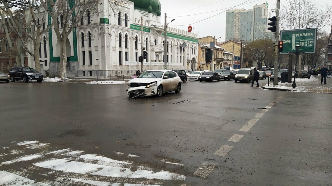 ДТП в центре Одессы: на Ришельевской столкнулись два автомобиля, - ФОТО, фото-3, ФОТО: Александр Жирносенко