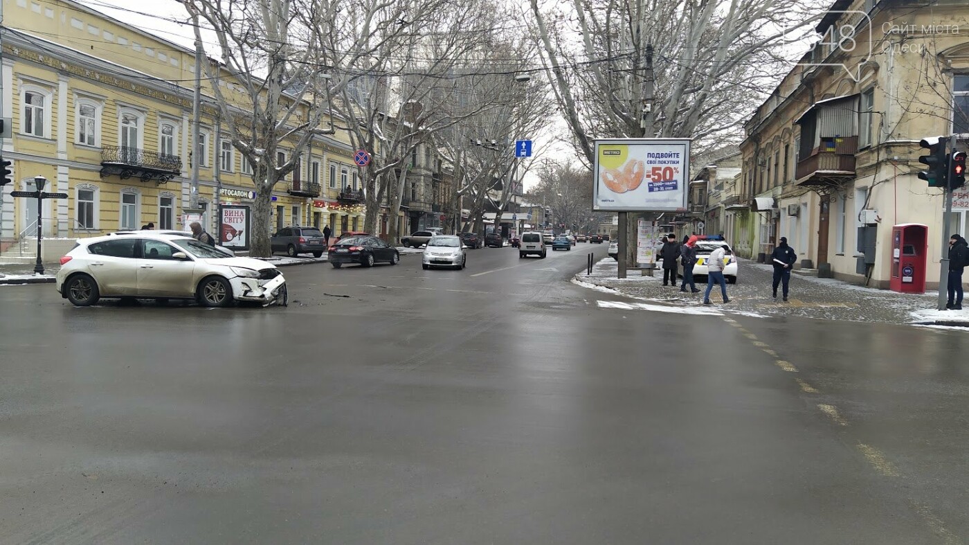 ДТП в центре Одессы: на Ришельевской столкнулись два автомобиля, - ФОТО, фото-8, ФОТО: Александр Жирносенко