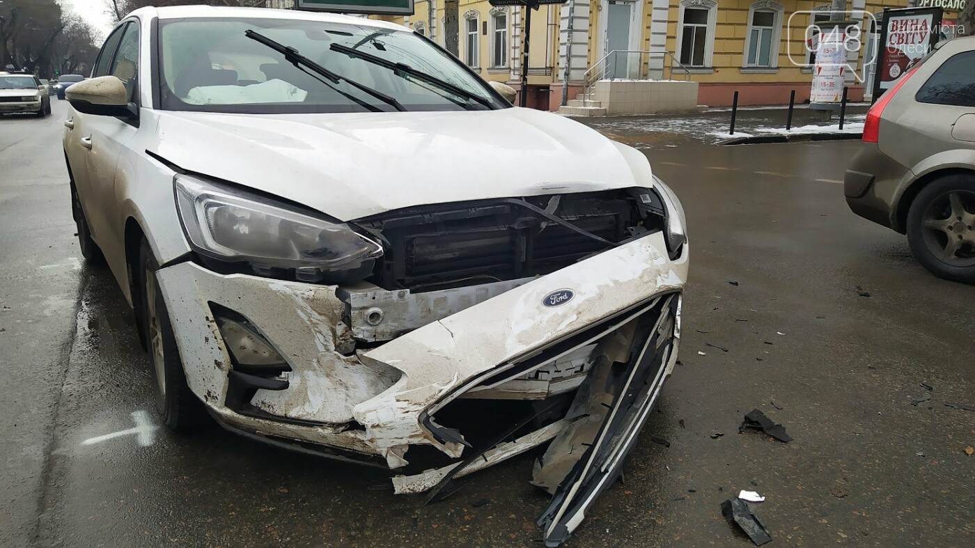 ДТП в центре Одессы: на Ришельевской столкнулись два автомобиля, - ФОТО, фото-10, ФОТО: Александр Жирносенко