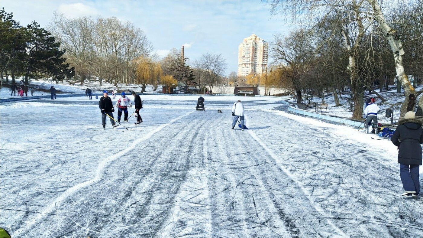 На замерзшем пруду в Одесском парке устроили спортивные состязания, - ФОТО, фото-6, ФОТО: Александр Жирносенко.