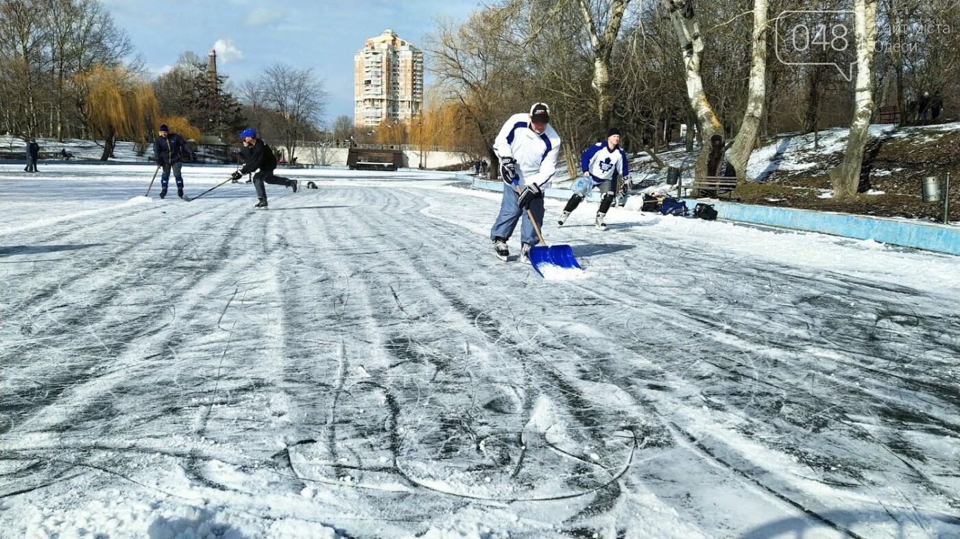 На замерзшем пруду в Одесском парке устроили спортивные состязания, - ФОТО, фото-14, ФОТО: Александр Жирносенко.