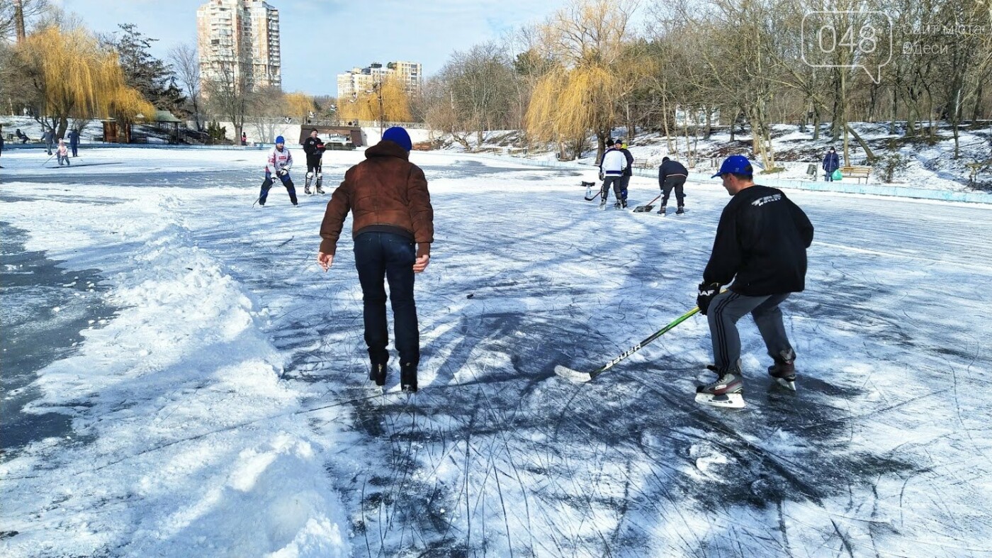 На замерзшем пруду в Одесском парке устроили спортивные состязания, - ФОТО, фото-17, ФОТО: Александр Жирносенко.