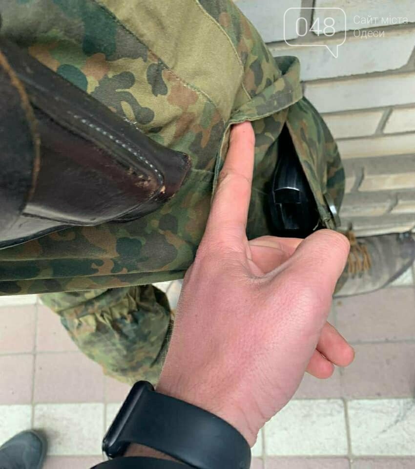 В Одесской области пьяный прохожий в форме пытался стрелять в окружающих, - ВИДЕО, фото-2