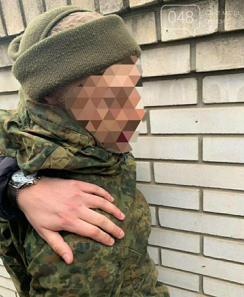 В Одесской области пьяный прохожий в форме пытался стрелять в окружающих, - ВИДЕО, фото-1