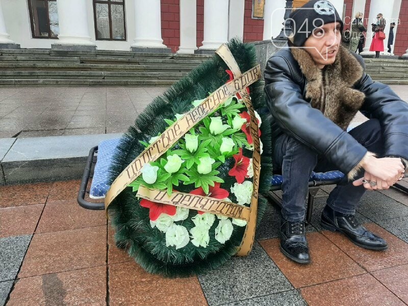 Под мэрию Одессы принесли похоронный венок, - ФОТО, фото-2