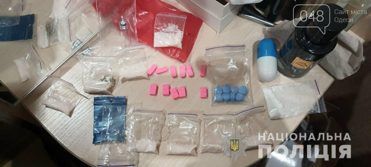 Амфетамины, грибы, каннабис: полицейские изъяли у одессита наркотики, фото-1