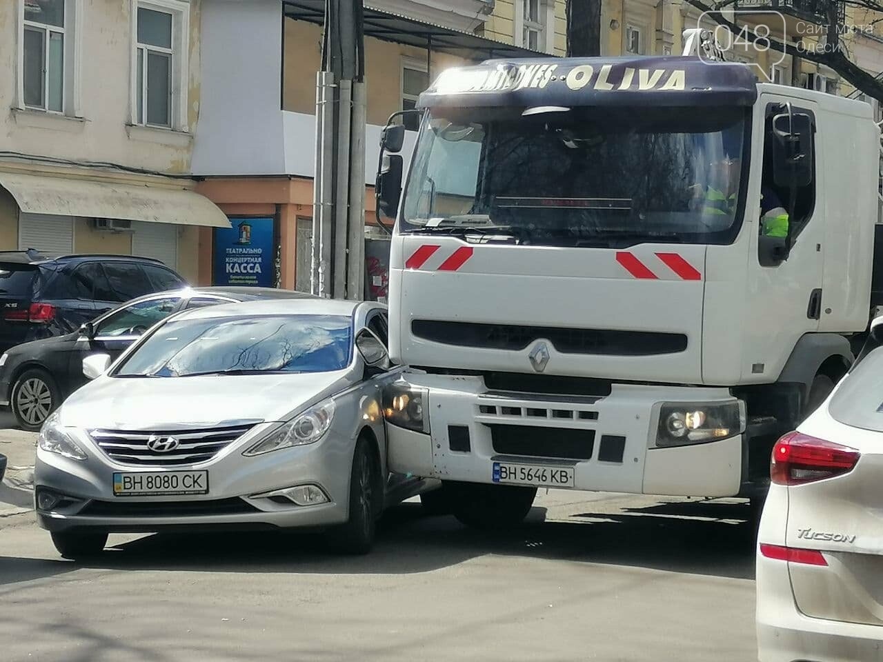 В центре Одессы автопогрузчик въехал в легковушку,- ФОТО, фото-1