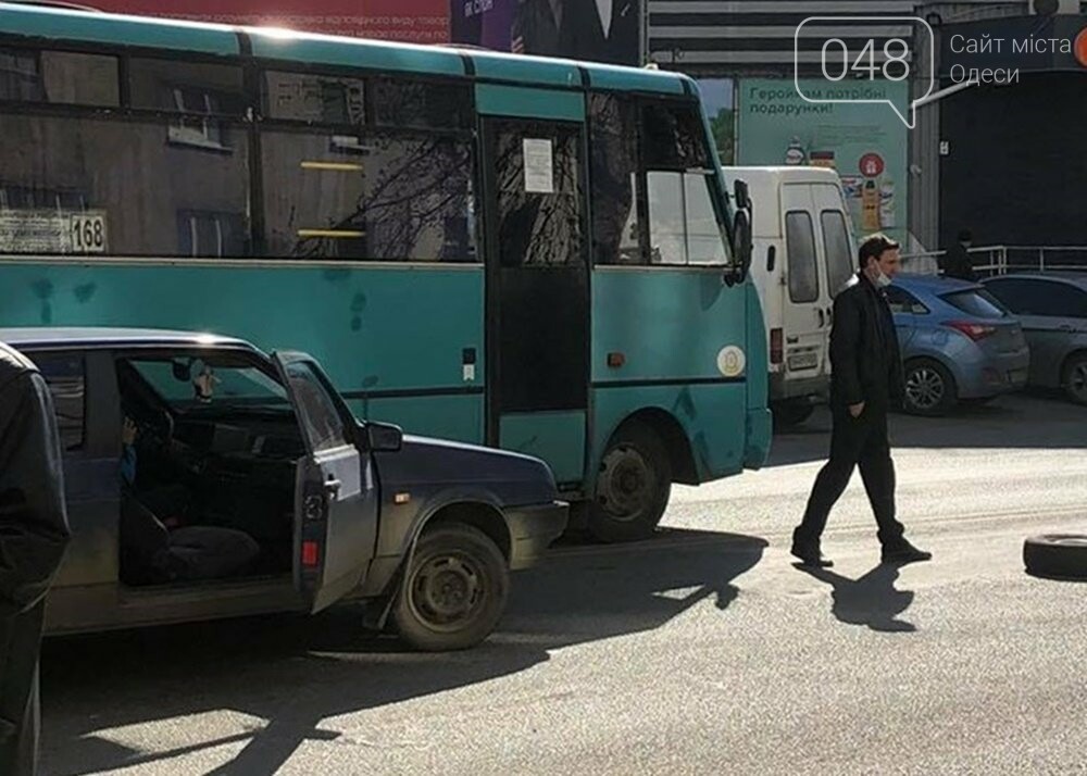 В Одессе маршрутка попала в ДТП, когда объезжала другую аварию, - ФОТО  , фото-4