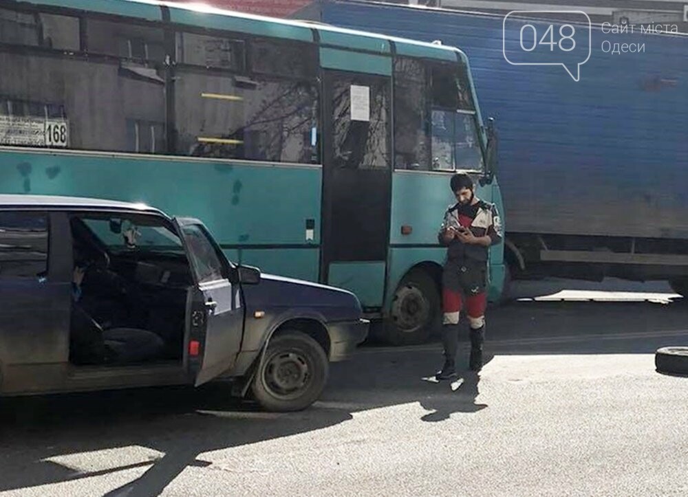 В Одессе маршрутка попала в ДТП, когда объезжала другую аварию, - ФОТО  , фото-7