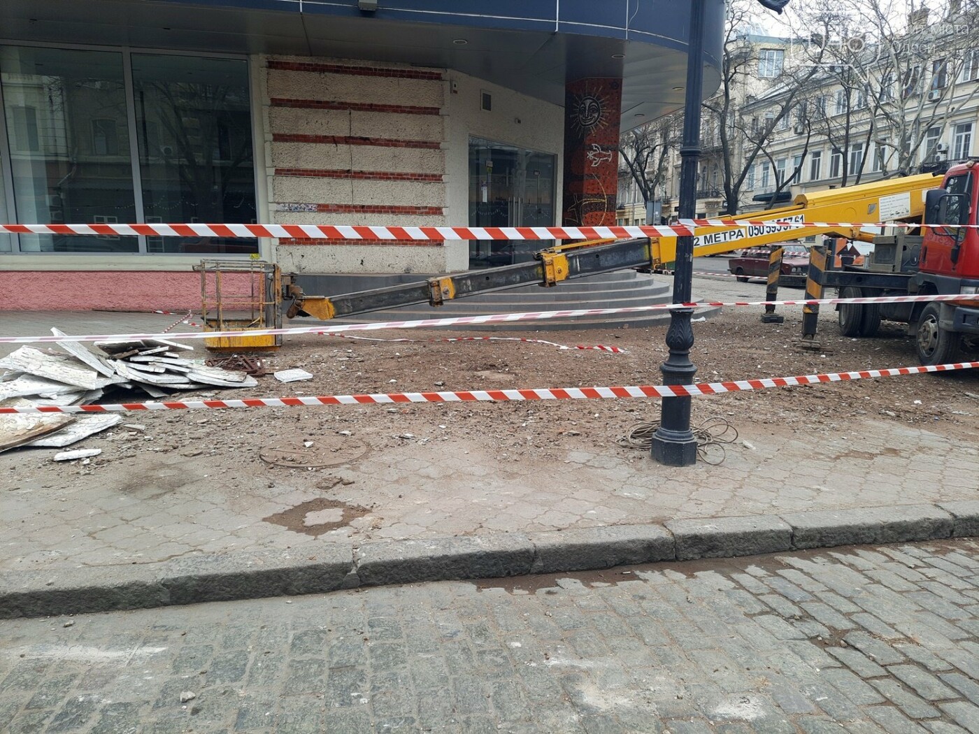 В Одессе на Дерибасовской ликвидируют последствия обвала фасада, - ФОТО, ВИДЕО , фото-1