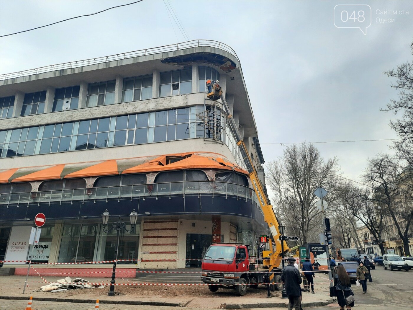 В Одессе на Дерибасовской ликвидируют последствия обвала фасада, - ФОТО, ВИДЕО , фото-7