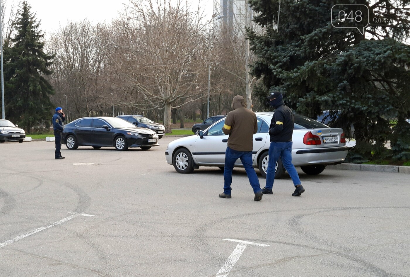 В Одессе неизвестные в масках и балаклавах окружили здание обладминистрации, - ФОТО, фото-5