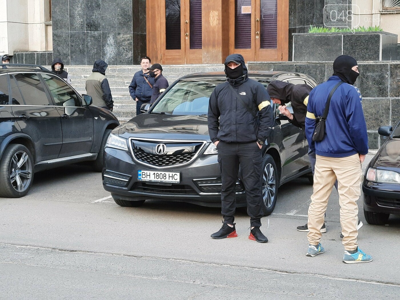 В Одессе неизвестные в масках и балаклавах окружили здание обладминистрации, - ФОТО, фото-10