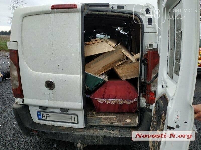 Микроавтобус, который вез в Одессу умерших от COVID-19, попал в ДТП,- ФОТО, ВИДЕО, фото-1