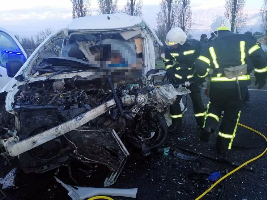 Микроавтобус, который вез в Одессу умерших от COVID-19, попал в ДТП,- ФОТО, ВИДЕО, фото-5