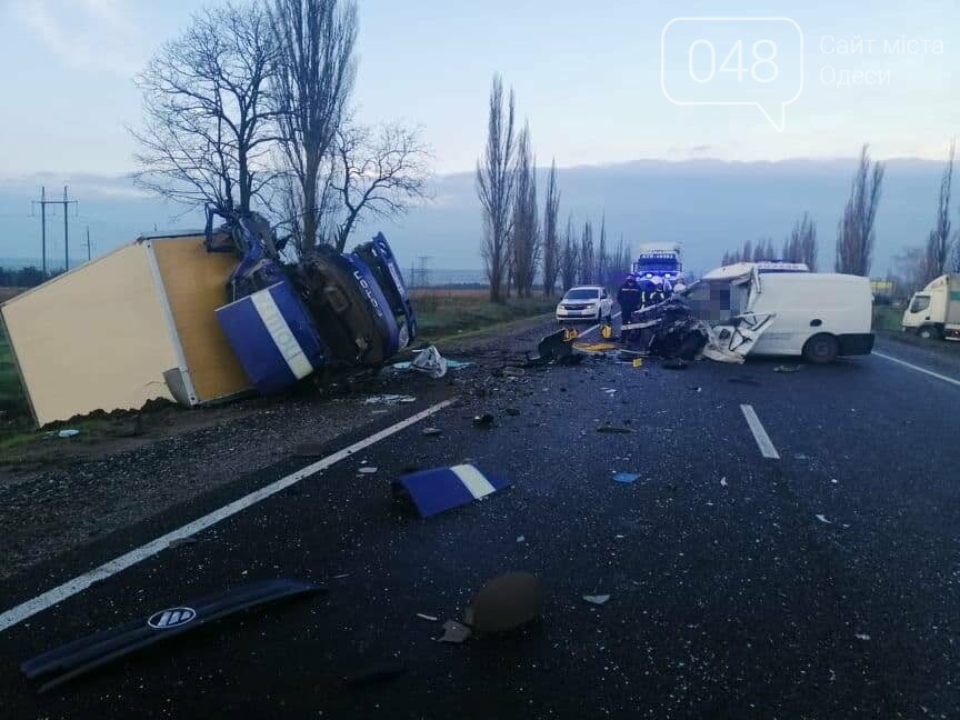 Микроавтобус, который вез в Одессу умерших от COVID-19, попал в ДТП,- ФОТО, ВИДЕО, фото-7