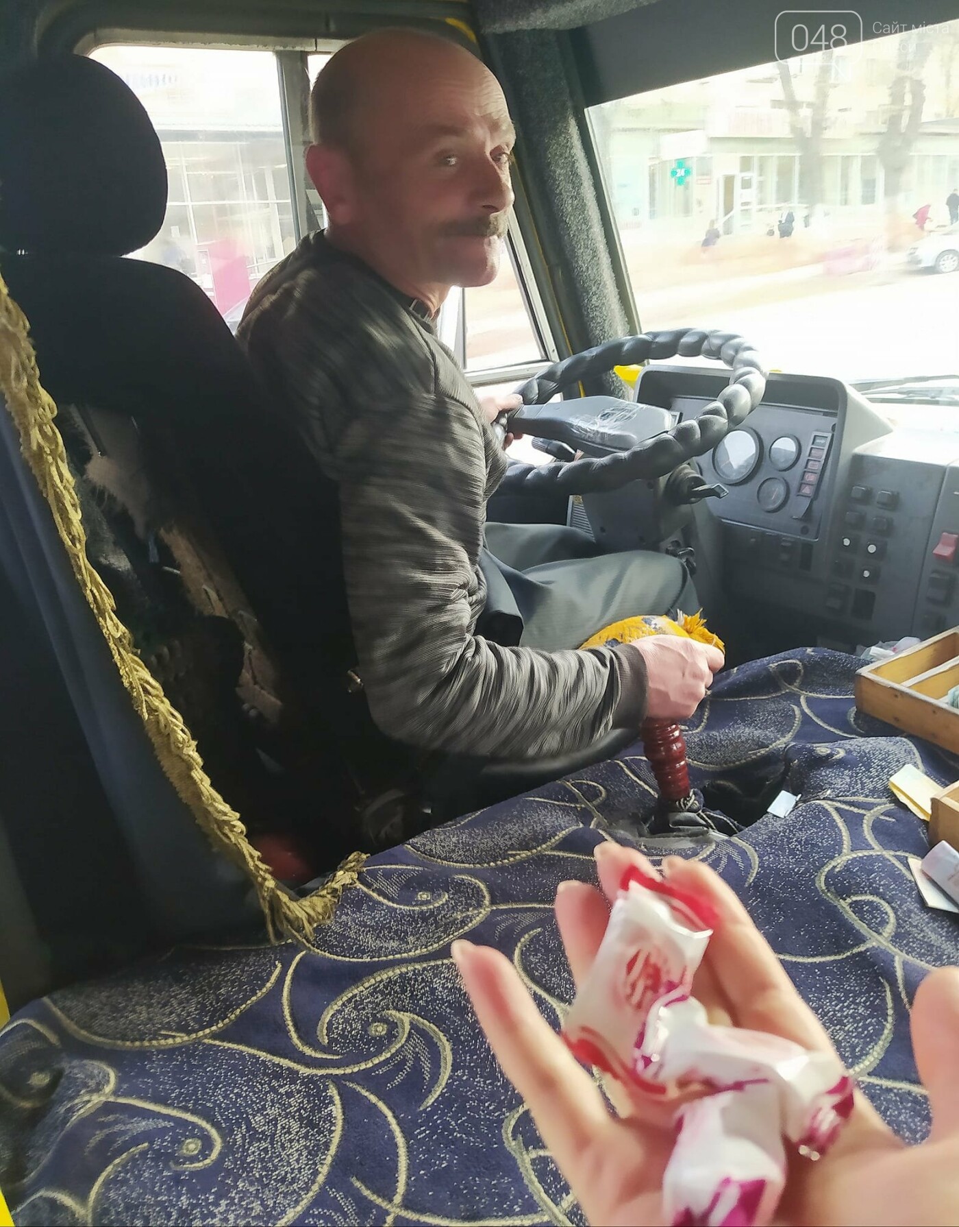 В одесской маршрутке водитель раздает пассажирам конфеты,- ФОТО, фото-1