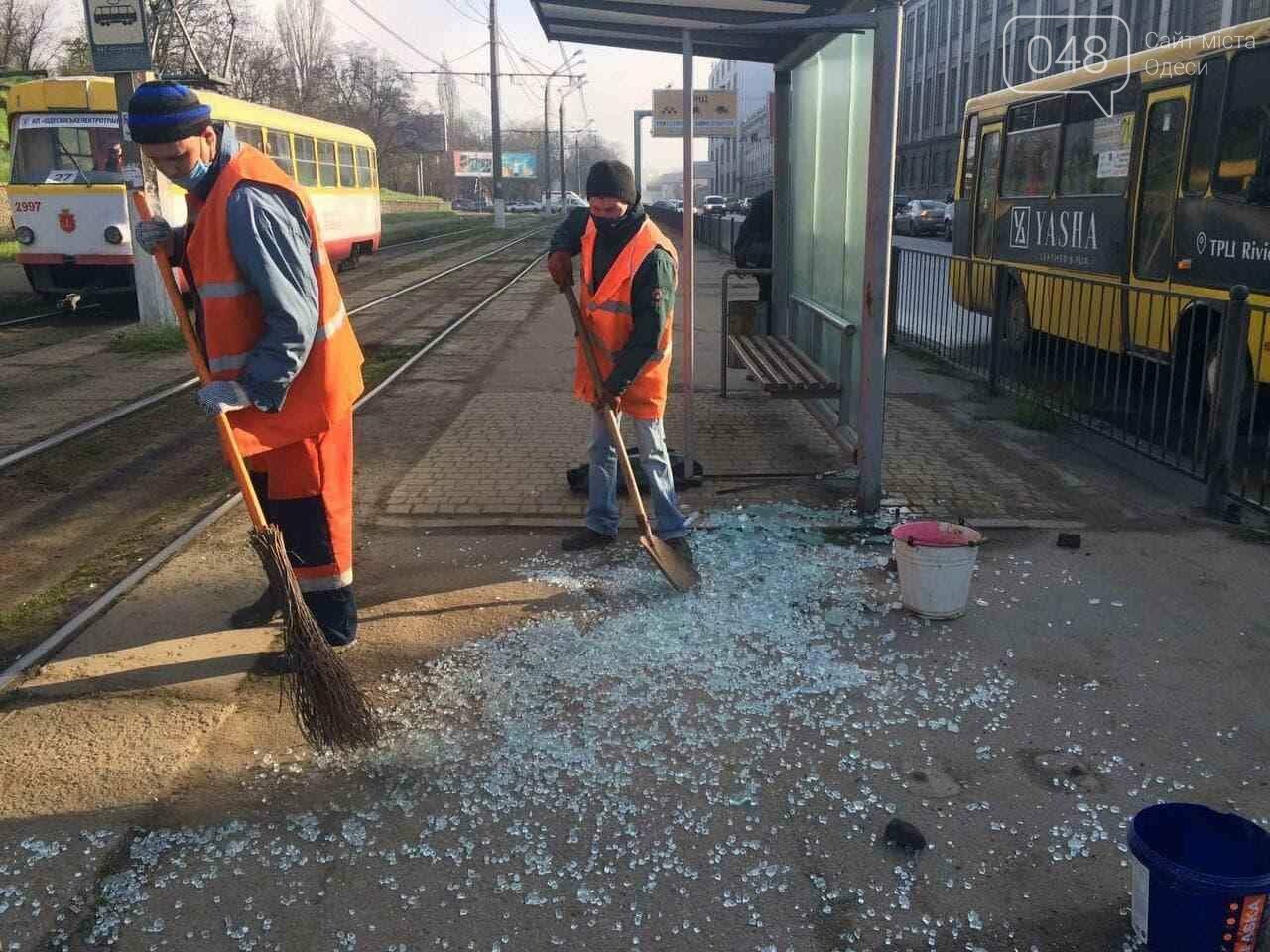 В Одессе ночью разбили стеклянную остановку,- ФОТО, фото-2