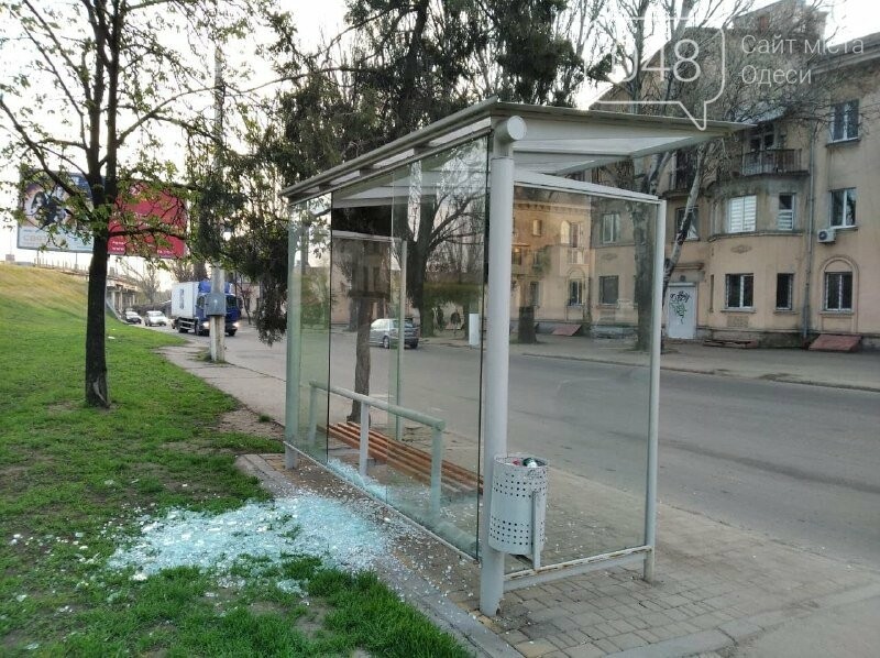 В Одессе вандалы за две ночи разбили две стекляные остановки, - ФОТО, фото-1