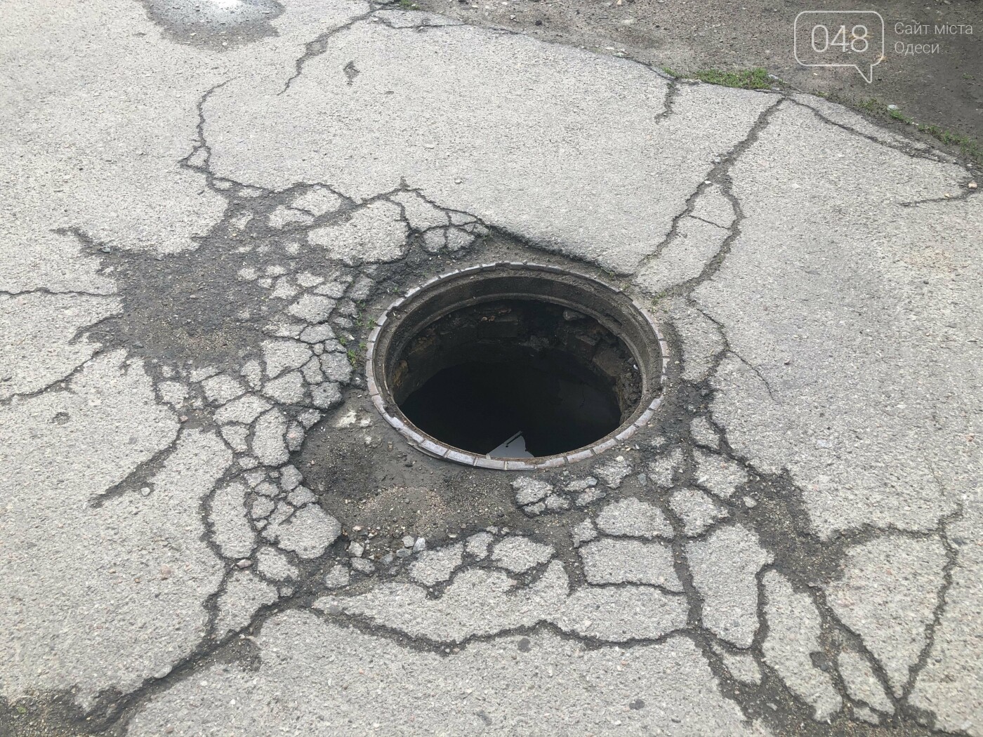 Прикрыли покрышкой: в Одессе возле детского садика украли крышку люка, - ФОТО, фото-4
