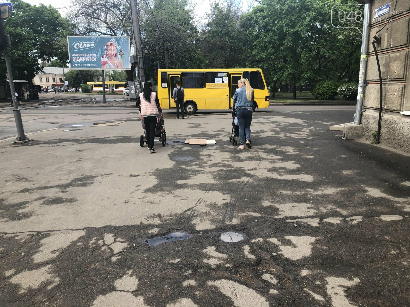 Прикрыли покрышкой: в Одессе возле детского садика украли крышку люка, - ФОТО, фото-2