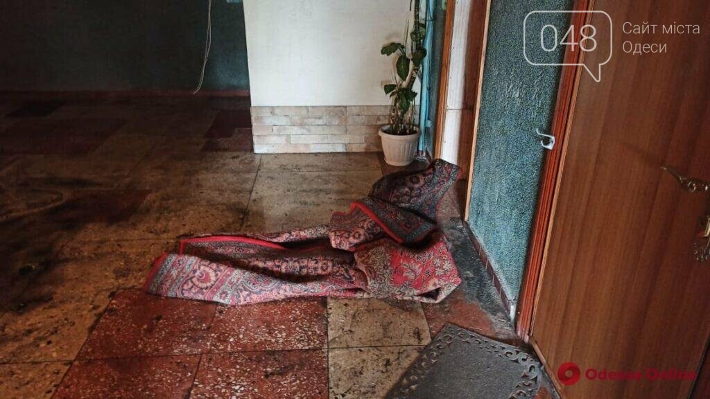 В результате взрыва телевизора в одесской квартире выбило окна и начался пожар, - ФОТО, фото-3