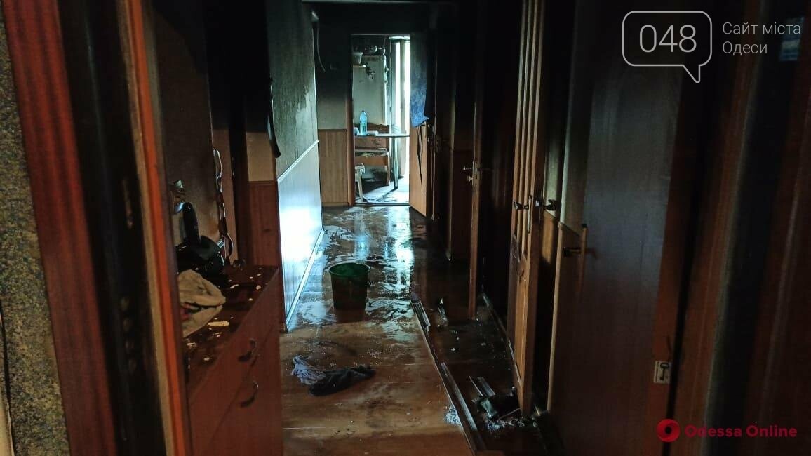 В результате взрыва телевизора в одесской квартире выбило окна и начался пожар, - ФОТО, фото-8
