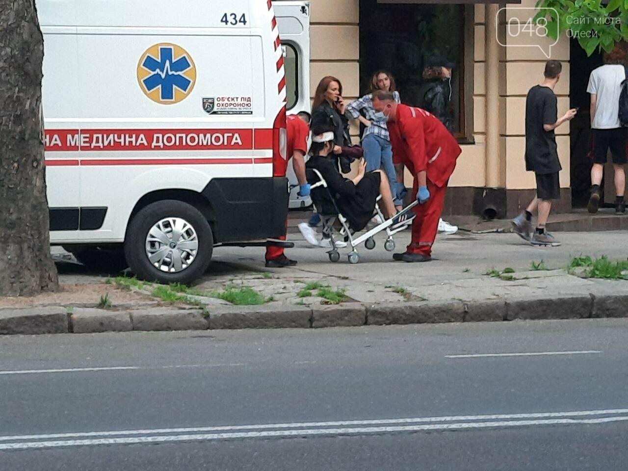 Разбила голову: в центре Одессы девушка упала с электросамоката, - ФОТО, фото-5