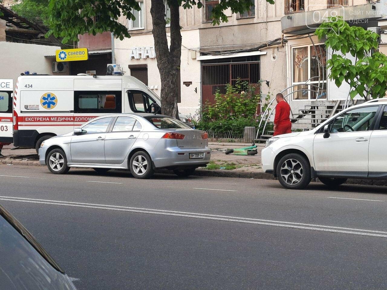 Разбила голову: в центре Одессы девушка упала с электросамоката, - ФОТО, фото-3