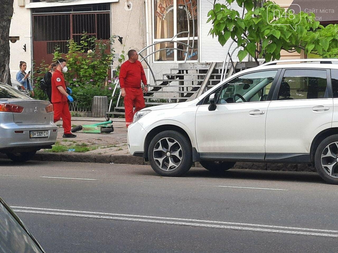 Разбила голову: в центре Одессы девушка упала с электросамоката, - ФОТО, фото-1