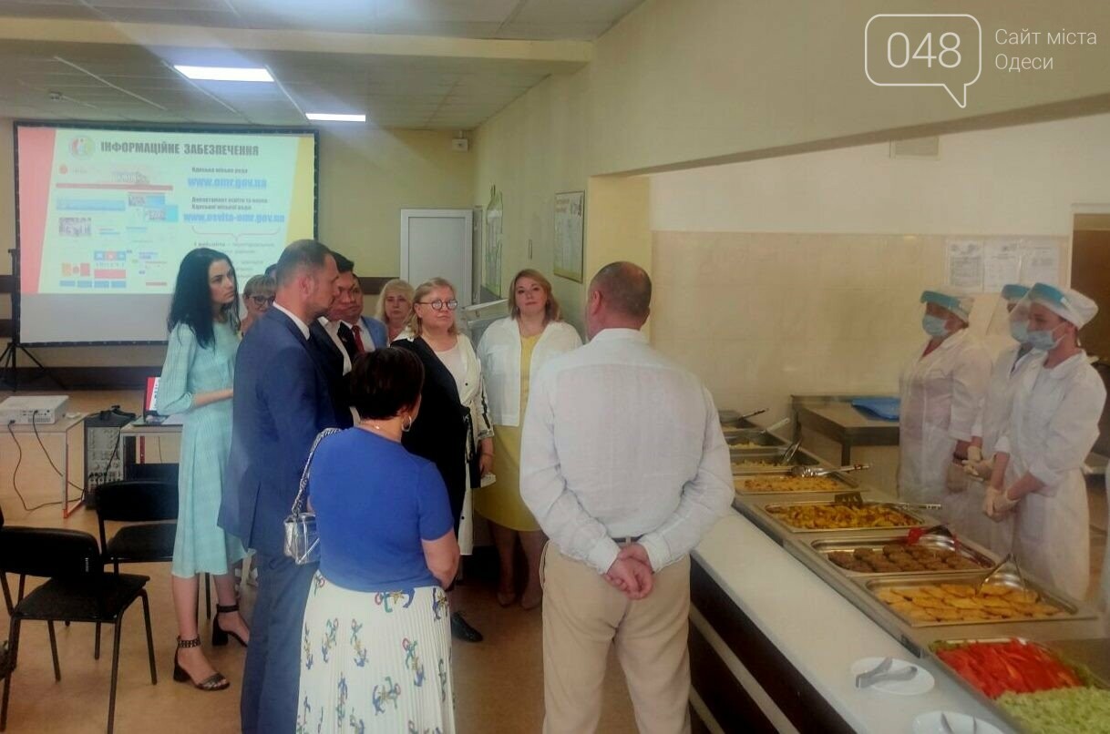 Пока дети на каникулах, в одесской школе к приезду министра образования накрыли шведский стол, - ФОТО, фото-2