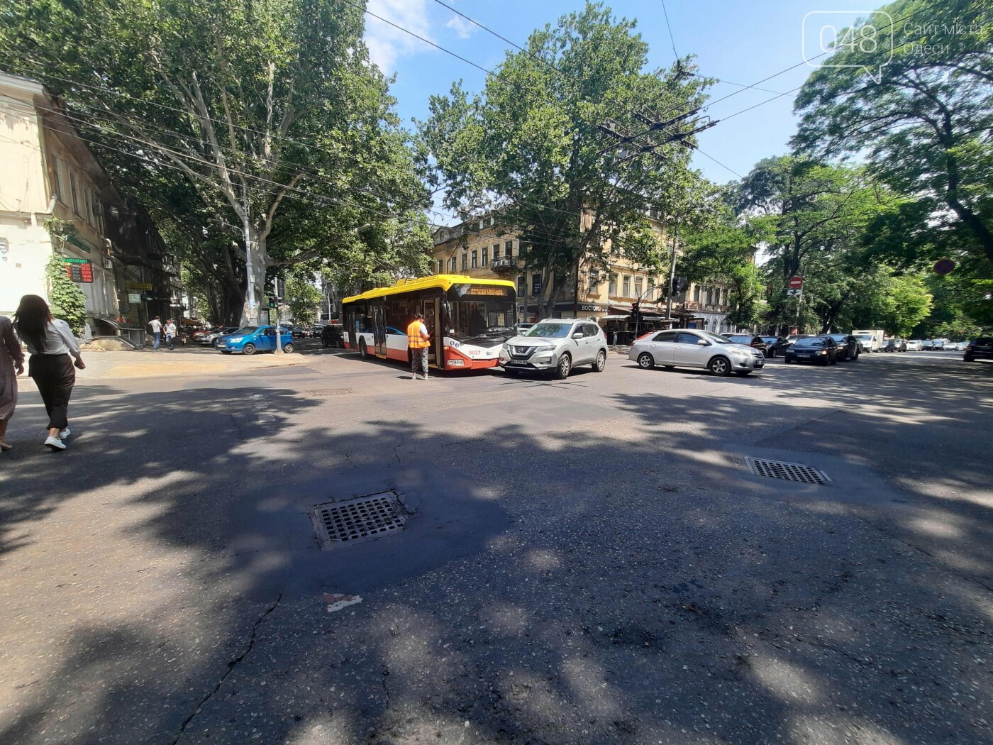 В центре Одессы троллейбус с пассажирами попал в ДТП, - ФОТО , фото-5