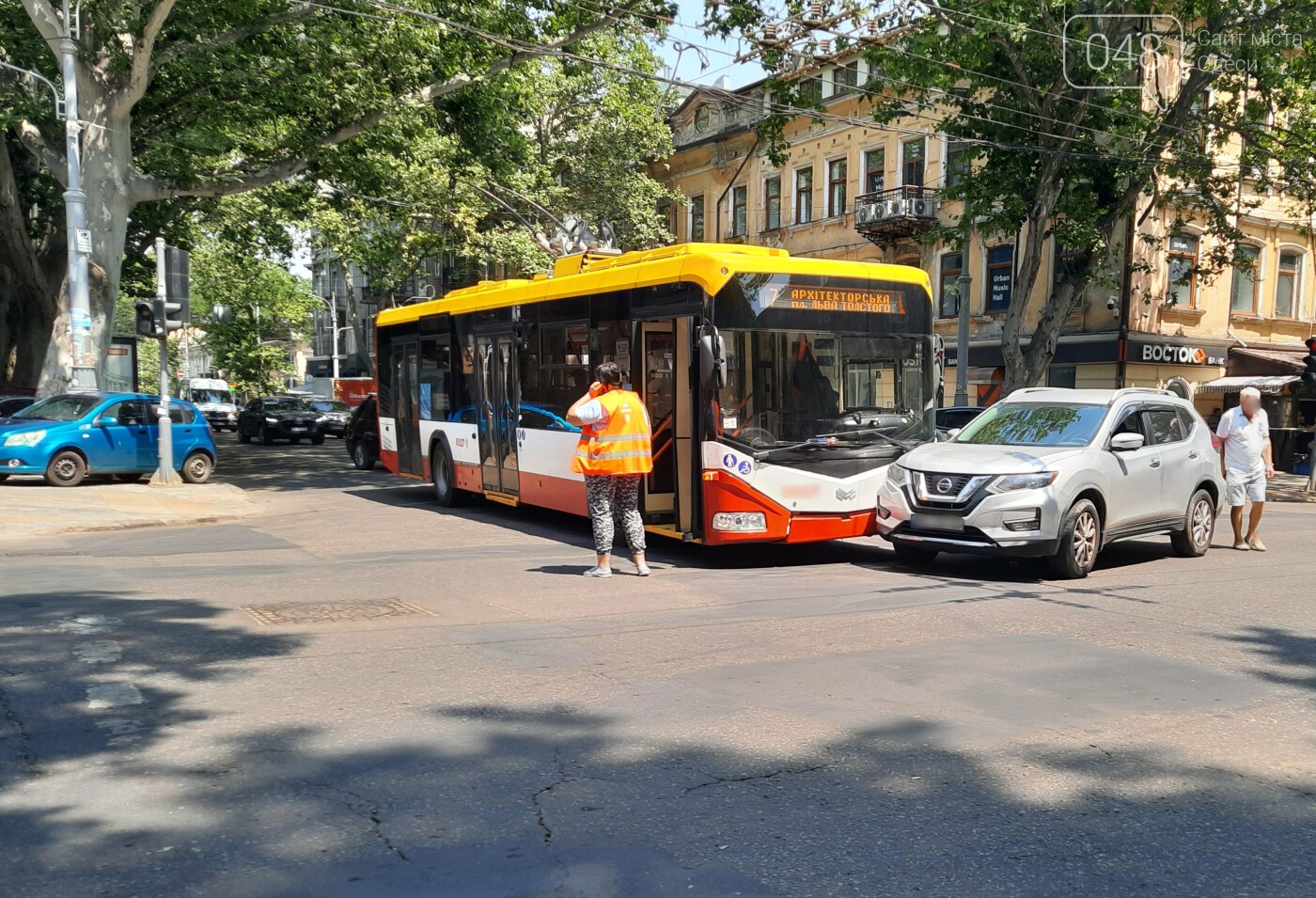 В центре Одессы троллейбус с пассажирами попал в ДТП, - ФОТО , фото-6