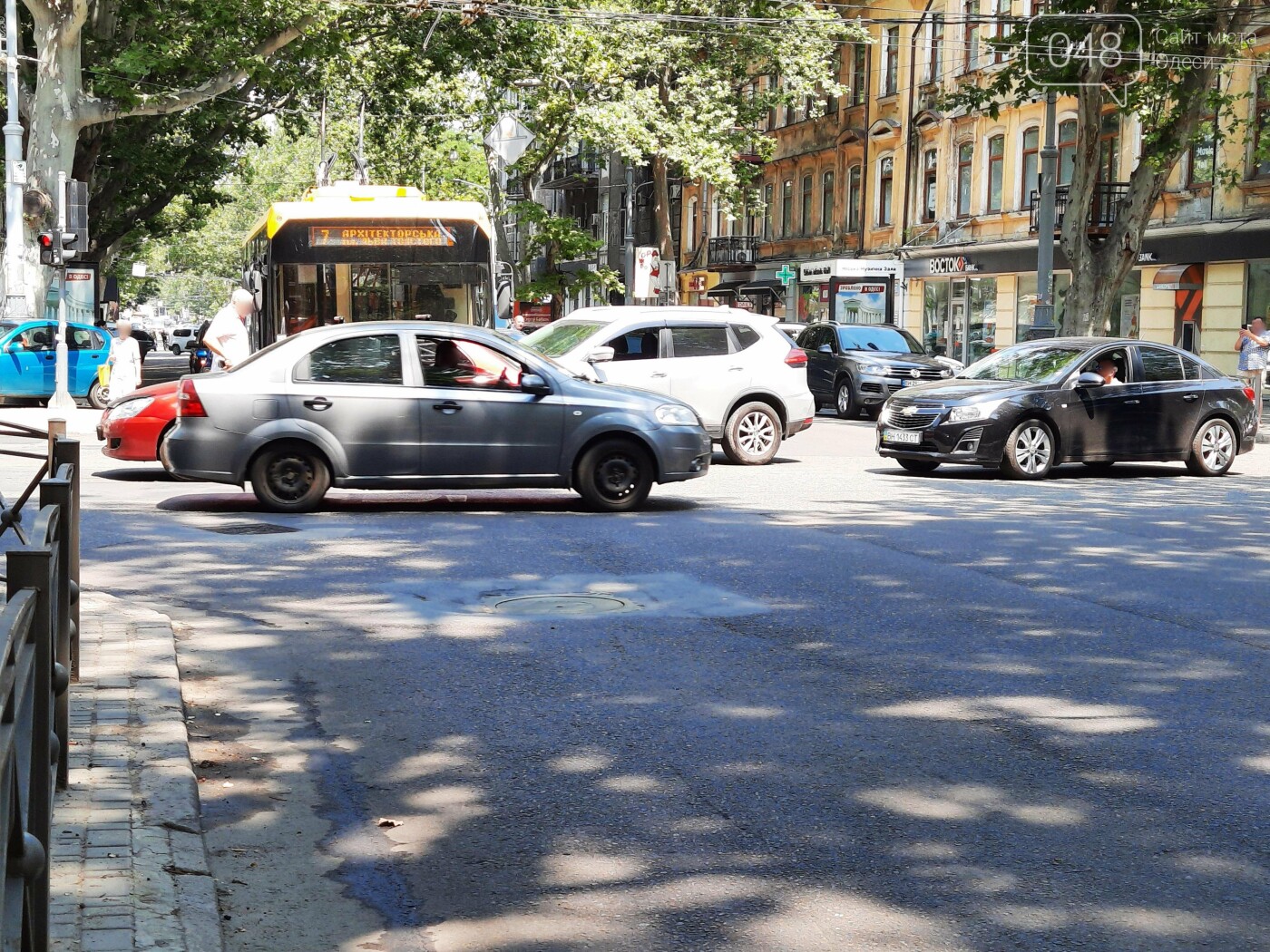 В центре Одессы троллейбус с пассажирами попал в ДТП, - ФОТО , фото-7