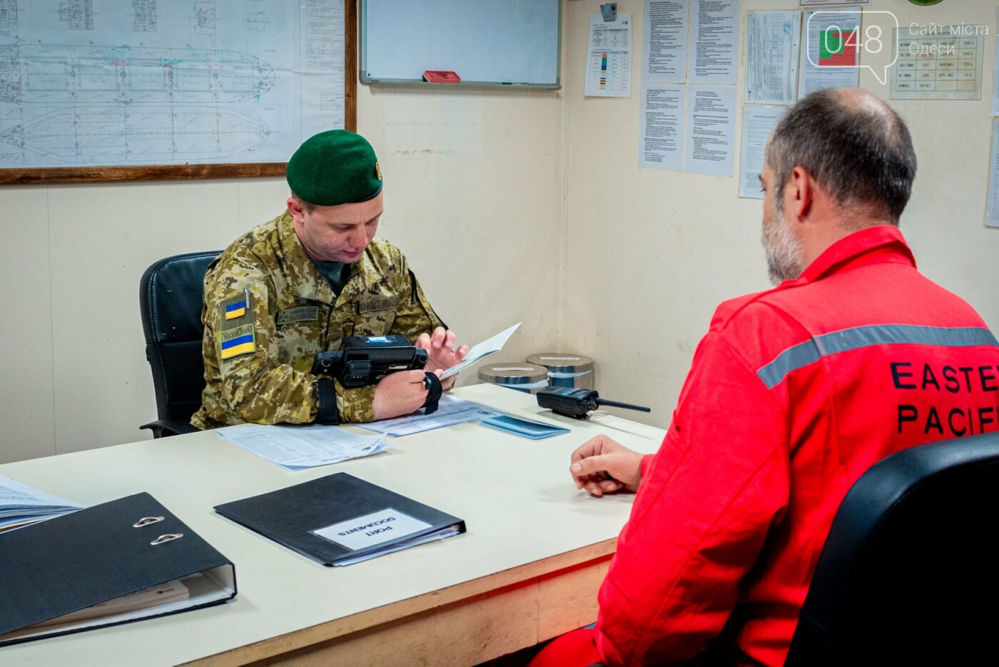 Три года за "крымский" паспорт: одесские пограничники запретили въезд российским морякам, - ФОТО, фото-1