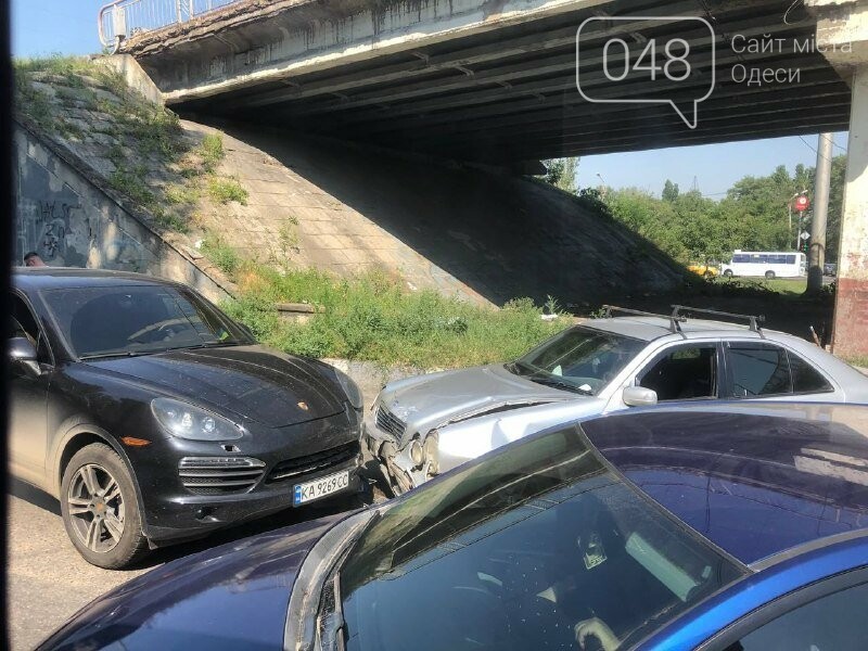 Porsche и Mercedes не поделили дорогу: ДТП в Одессе под Ивановским мостом, - ФОТО  , фото-2